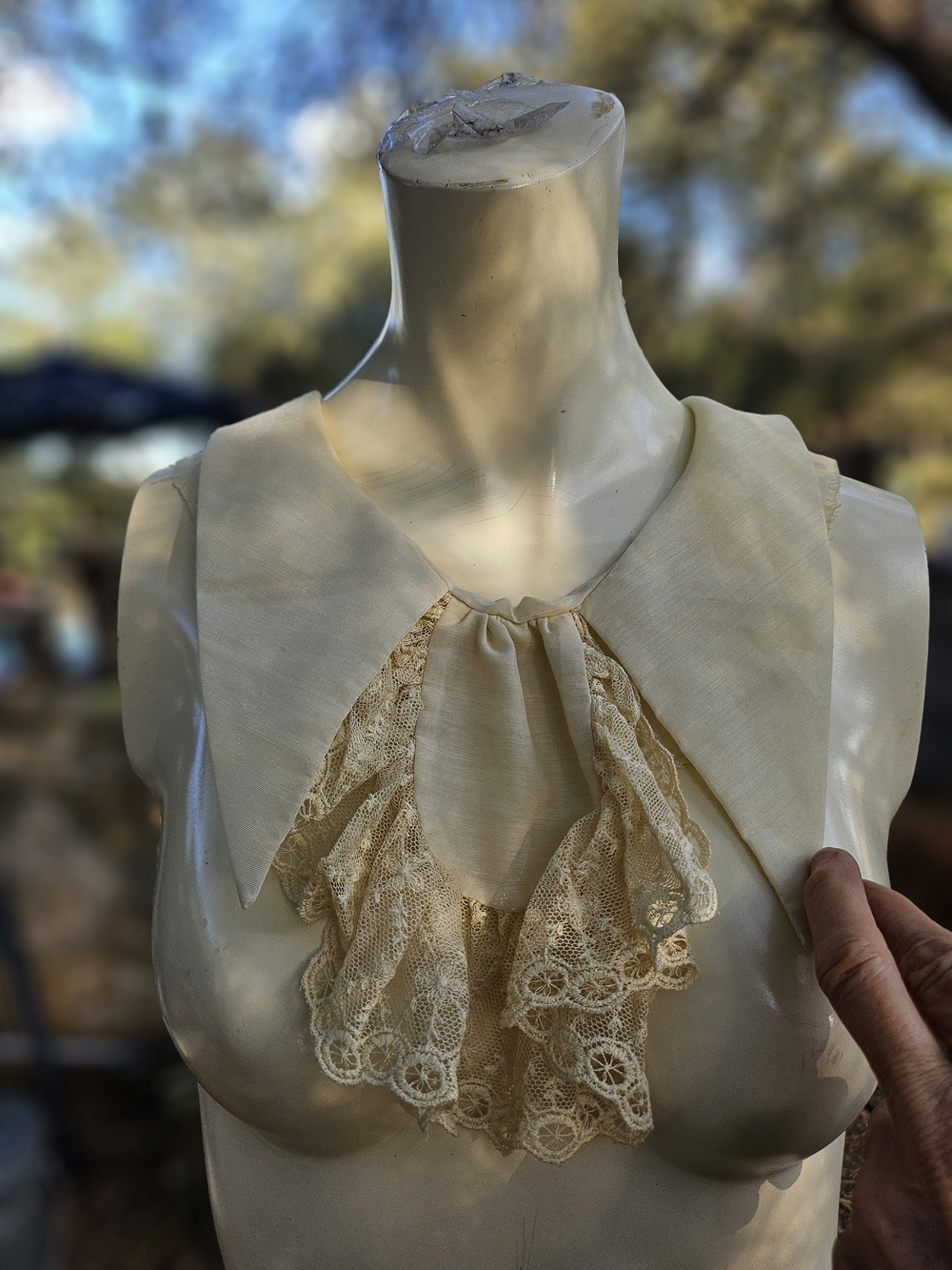 Vintage Women's Cream Lace-Trim Collar Bib - Classic Feminine Accent
